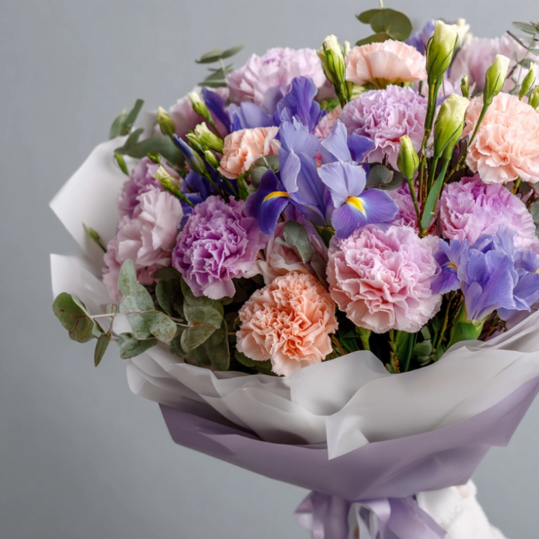 Букет с гвоздиками &laquo;Гармония оттенков&raquo;