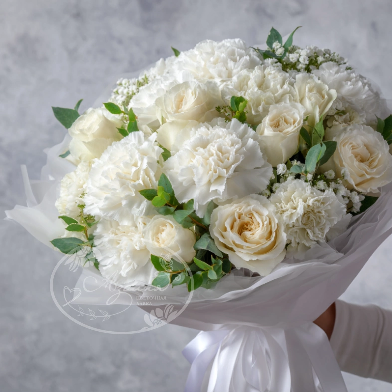 Букет с гвоздиками &laquo;Белый вальс&raquo;