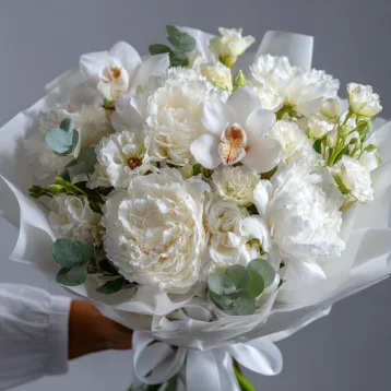 Букет с пионами «Снежное прикосновение»