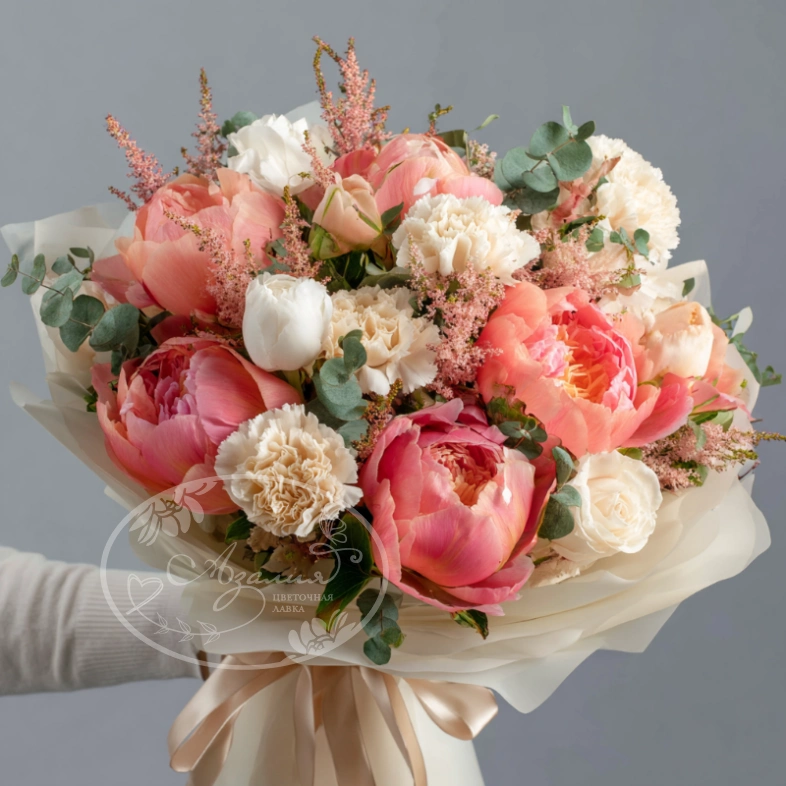 Букет с пионами &laquo;Медовый этюд&raquo;