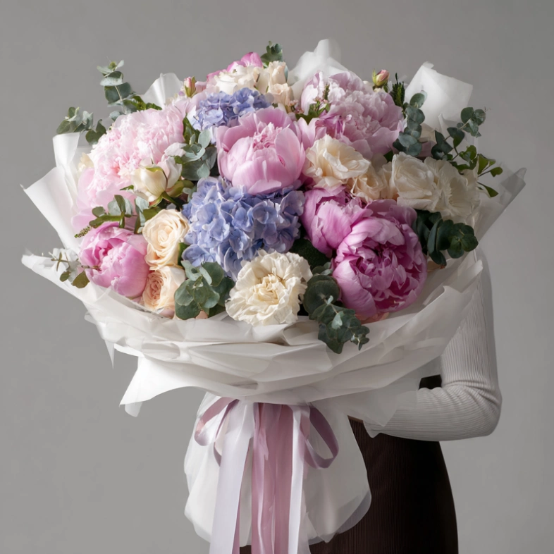 Букет с пионами &laquo;Тёплая акварель&raquo;