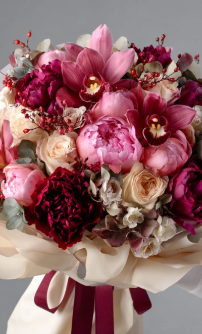 Букет с пионами «Рубиновая вуаль»