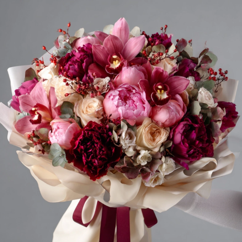 Букет с пионами &laquo;Рубиновая вуаль&raquo;