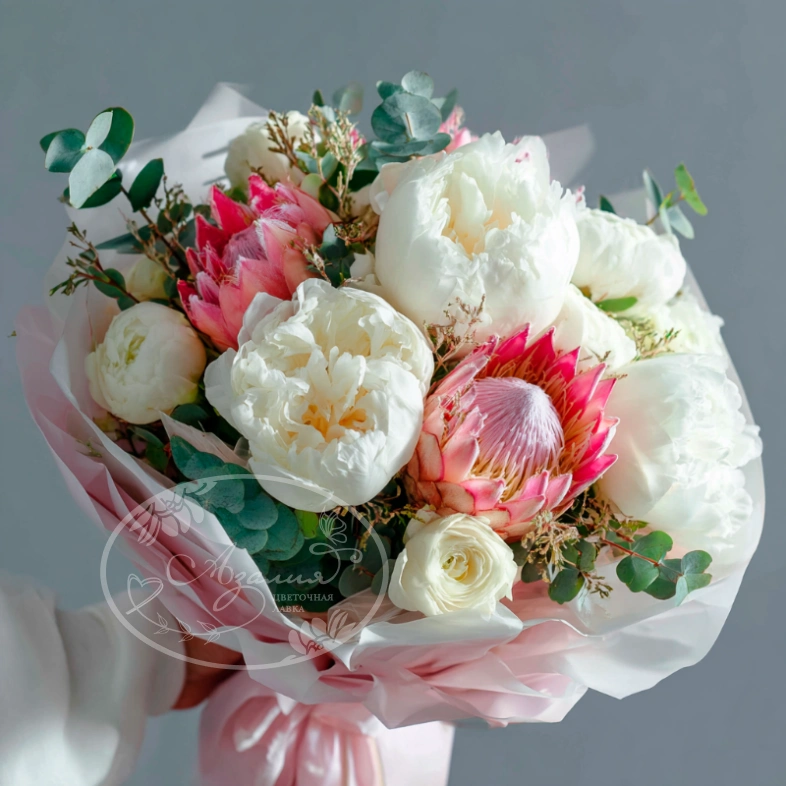 Букет с пионами &laquo;Румяный этюд&raquo;