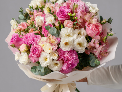 Букет с эустомами «Рассветная нежность»