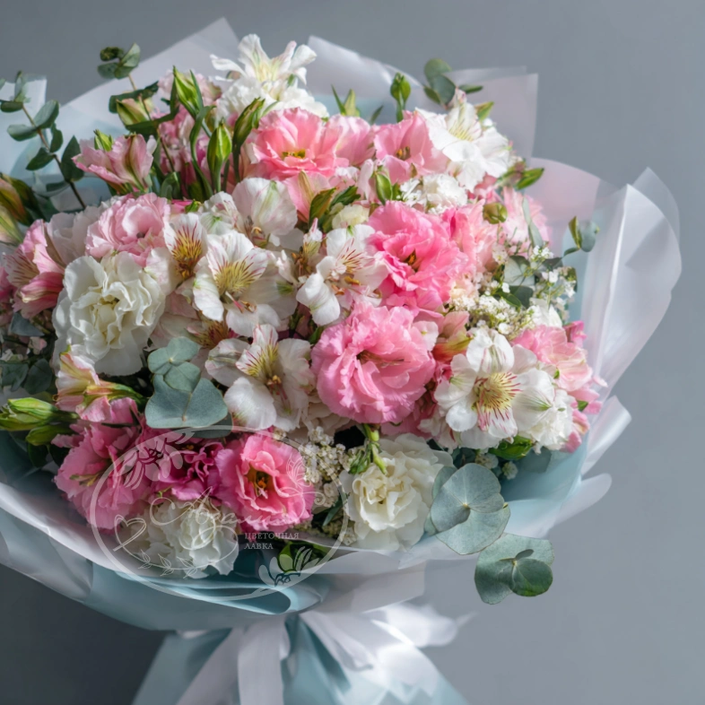 Букет с эустомами &laquo;Утренний бриз&raquo;