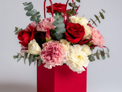 Композиция в сумочке «Цветы в ритме города»