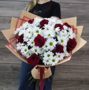 Букет с красными розами и ромашковыми хризантемами &laquo;Страсть и невинность&raquo; 0
