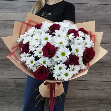 Букет с красными розами и ромашковыми хризантемами «Страсть и невинность»