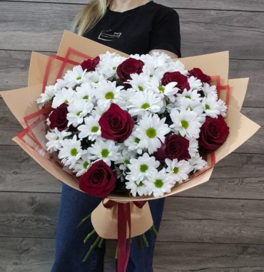 Букет с красными розами и ромашковыми хризантемами «Страсть и невинность»