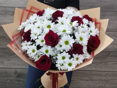 Букет с красными розами и ромашковыми хризантемами «Страсть и невинность»