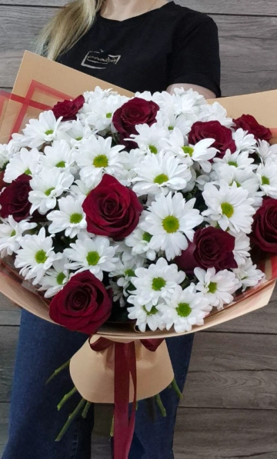 Букет с красными розами и ромашковыми хризантемами «Страсть и невинность»