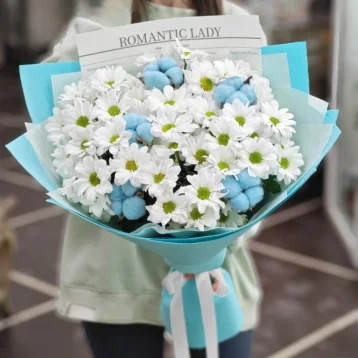 Букет из ромашковых хризантем и хлопка «Полевые грезы»