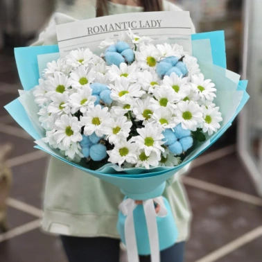 Букет из ромашковых хризантем и хлопка «Полевые грезы»