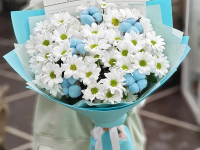 Букет из ромашковых хризантем и хлопка «Полевые грезы»