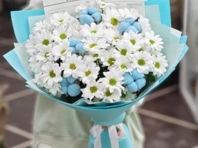 Букет из ромашковых хризантем и хлопка «Полевые грезы»