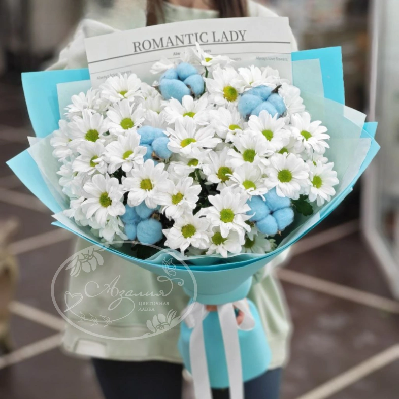 Букет из ромашковых хризантем и хлопка &laquo;Полевые грезы&raquo;