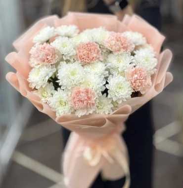 Букет из кустовых хризантем и диантусов «Девичья тайна»