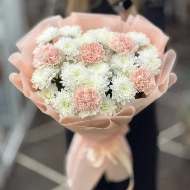 Букет из кустовых хризантем и диантусов «Девичья тайна»