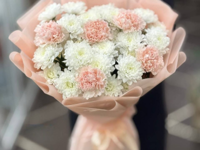 Букет из кустовых хризантем и диантусов «Девичья тайна»