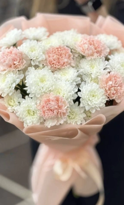 Букет из кустовых хризантем и диантусов «Девичья тайна»