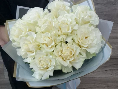 Букет из белых «французских« роз «Белая вуаль»