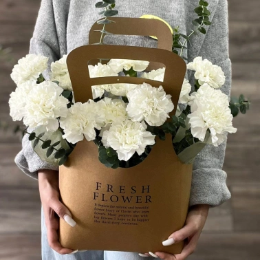 Белые диантусы с эвкалиптом