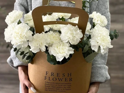 Белые диантусы с эвкалиптом