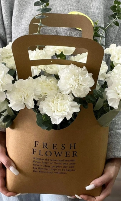 Белые диантусы с эвкалиптом