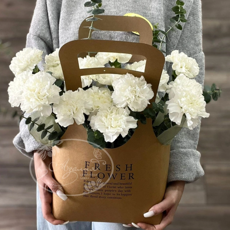 Белые диантусы с эвкалиптом