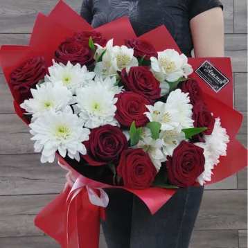 Букет из белых хризантем, альстромерий и красных роз «Королевский дуэт