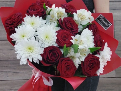 Букет из белых хризантем, альстромерий и красных роз «Королевский дуэт