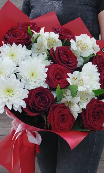 Букет из белых хризантем, альстромерий и красных роз «Королевский дуэт