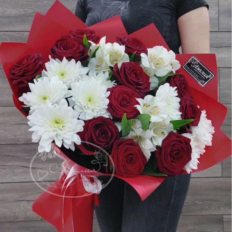 Букет из белых хризантем, альстромерий и красных роз &laquo;Королевский дуэт"