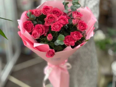 Кустовые розы с эвкалиптом 