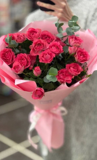 Кустовые розы с эвкалиптом 