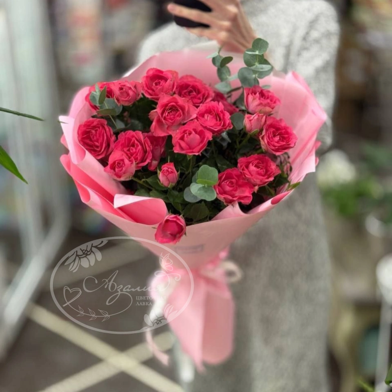 Кустовые розы с эвкалиптом 