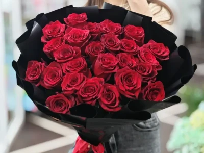 25 красных роз «Розы в ночи»