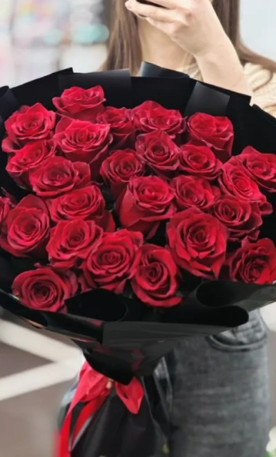 25 красных роз «Розы в ночи»