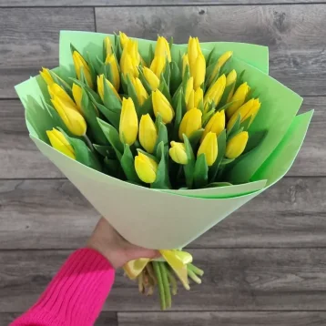 35 желтых тюльпанов