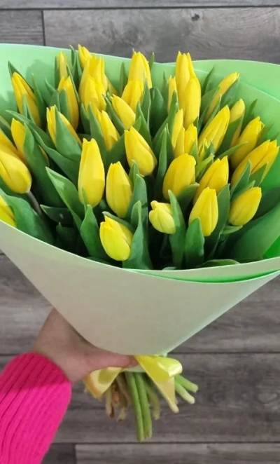 35 желтых тюльпанов