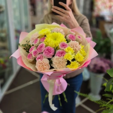 Букет с кустовыми розами 