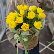 Пионовидные тюльпаны в корзине  0