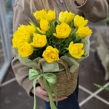 Пионовидные тюльпаны в корзине 