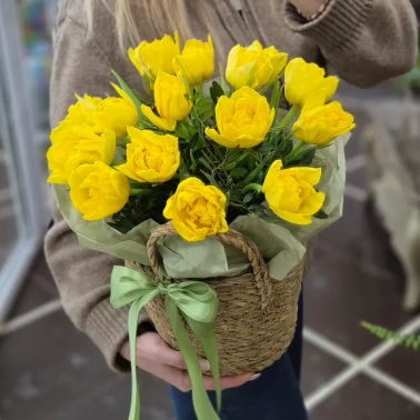 Пионовидные тюльпаны в корзине 