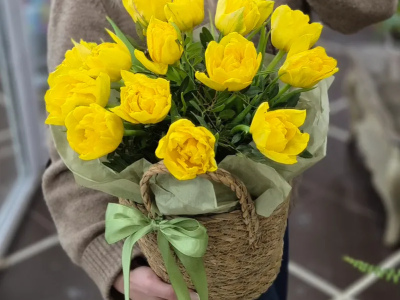 Пионовидные тюльпаны в корзине 