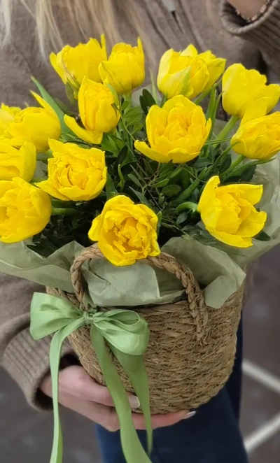 Пионовидные тюльпаны в корзине 