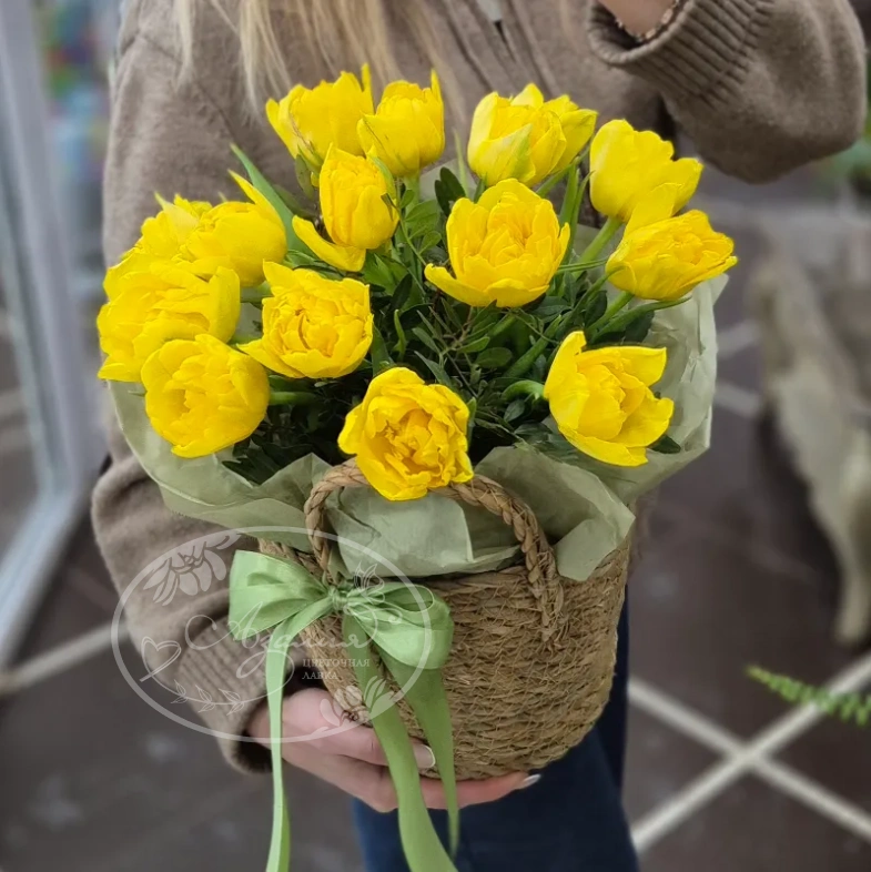 Пионовидные тюльпаны в корзине 