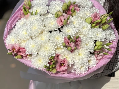 Букет стойкий из хризантемы и эустомы