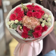 Букет с гортензией и кустовой розой 0